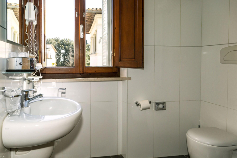 Bathroom 3, Villa Montarioso, Siena