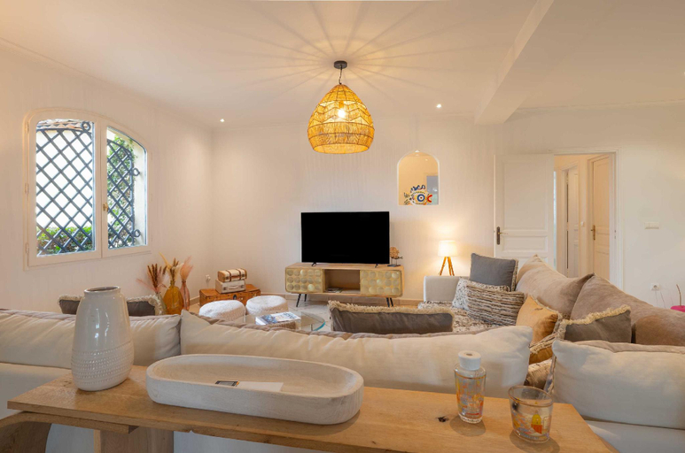 Separate living room 3, Spacious Villa with Pool & A/C for 8 – Sea View, Var