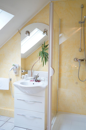 Bathroom 3, Weidendall, Capellen