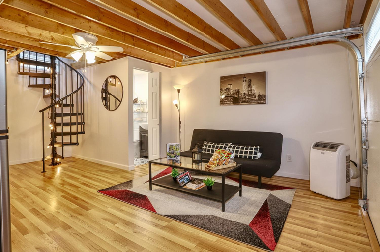 Guestroom, NYC Style Loft Studio Direct Bus to Times Square, North Bergen