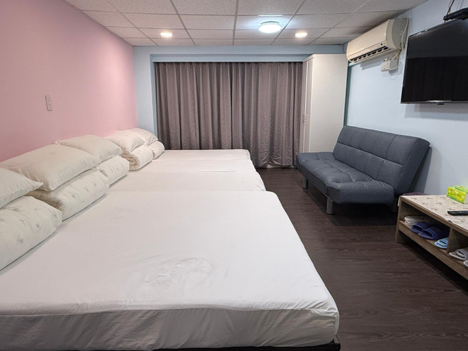 Bedroom 3, EZ Stay Hotel, Taipei City