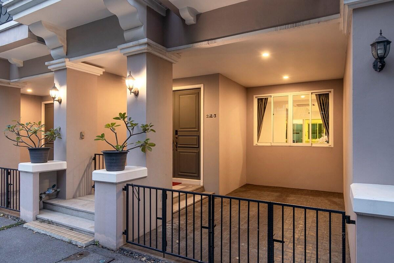 Exterior & Views 1, Sukhumvit Houses, Khlong Toey