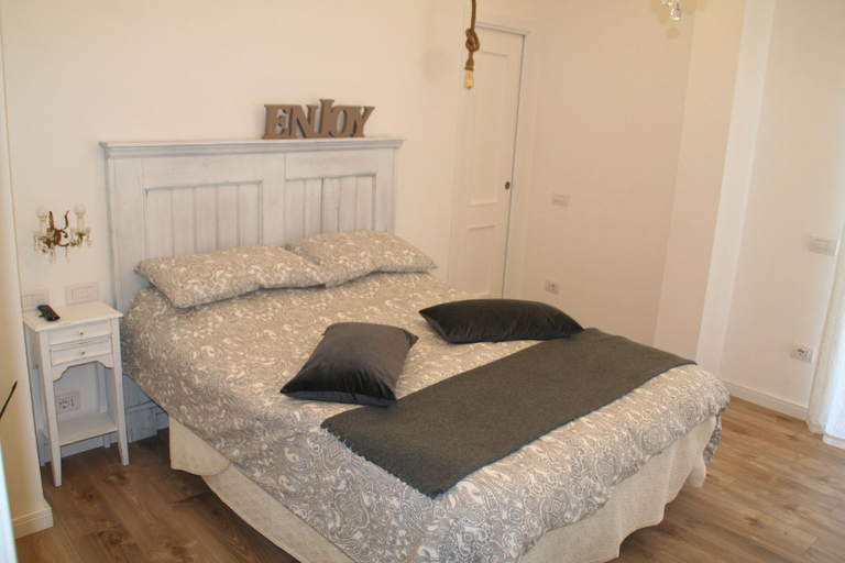 Bedroom 2, Edera e Camelie, Napoli