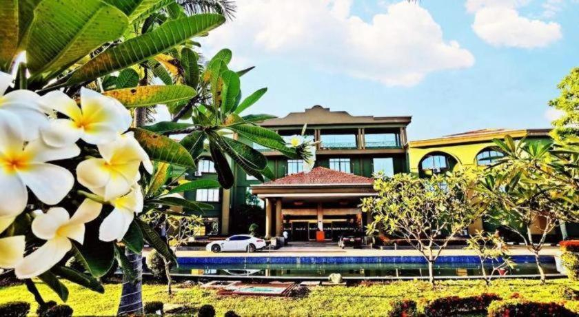 Exterior & Views