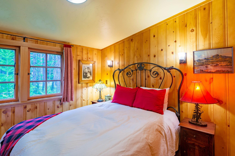 Bedroom 2, Lake Creek Lodge, Jefferson