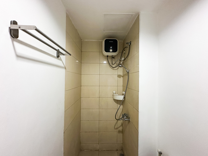 Bathroom 5, Compact Studio near Exit Tol Sidoarjo at Tamansari Prospero Sidoarjo Apartment By Travelio, Sidoarjo