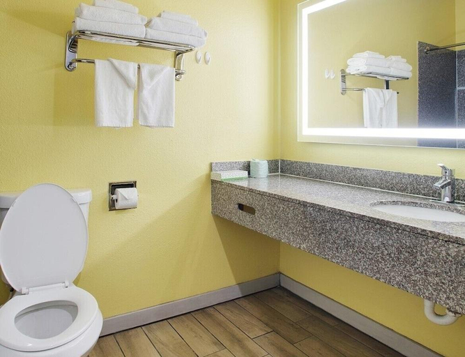 Bathroom 5, Plantation Suites and Conference Center, Nueces