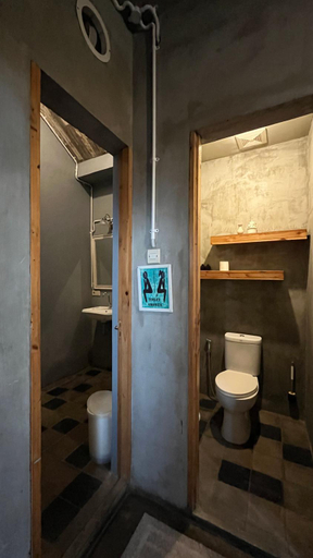 Bathroom 5, Shelter Hostel Malang, Malang