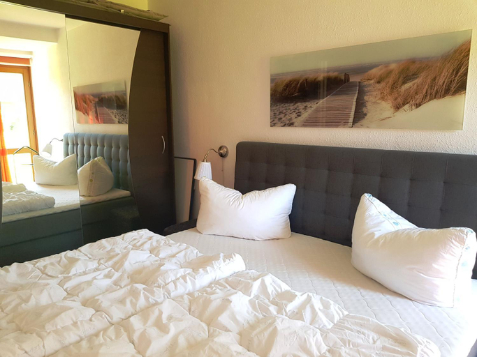 Bedroom 2, Ferienwohnung 2 im Haus am See mit Terrasse und Wintergarten, Vorpommern-Rügen