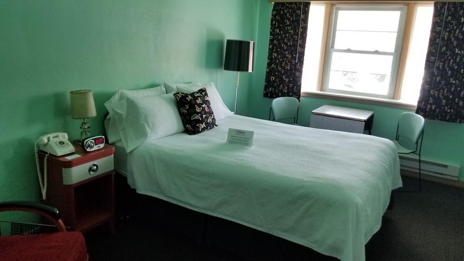 Bedroom 2, Holiday Music Motel, Door