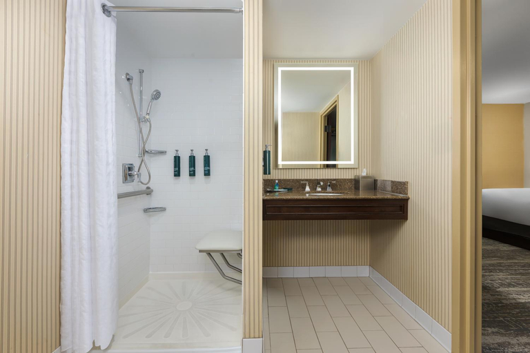 Bathroom 5, DoubleTree by Hilton Cincinnati Airport, Boone