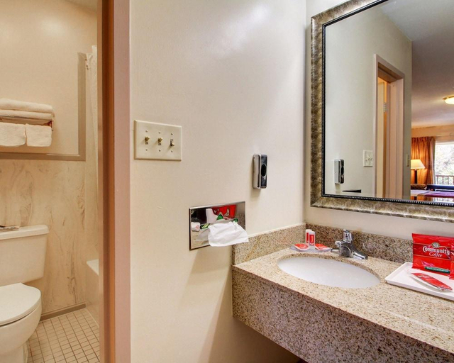 Bathroom 3, Twin Star Lodge, Harrison