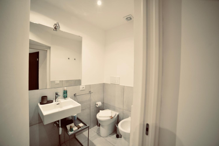Bathroom 2, Palermo Inn Studios, Palermo