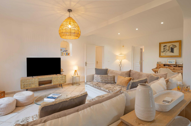 Separate living room 5, Spacious Villa with Pool & A/C for 8 – Sea View, Var
