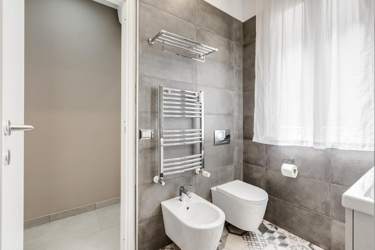 Bathroom 4, San Pietro Vatican Apartments, Rome