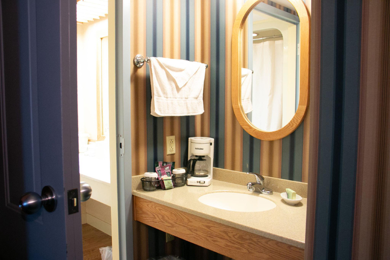 Bathroom 4, Essenhaus Inn & Conf. Center, Elkhart