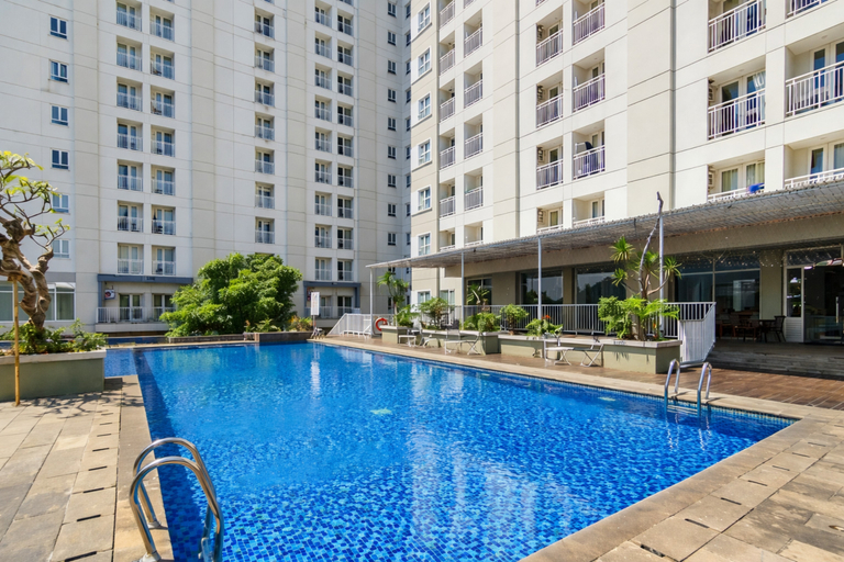 Swimming Pool 3, Compact and Warm 2BR at Apartement Skyland City Jatinangor By Travelio, Sumedang