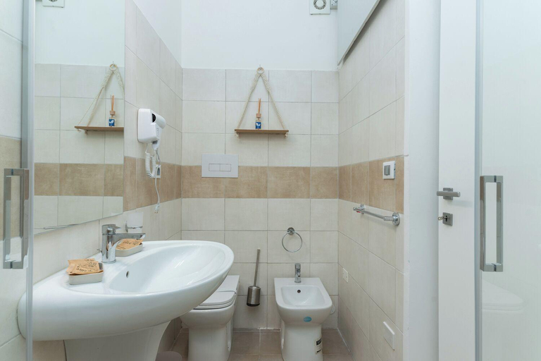 Bathroom 5, Urban Beach, Chieti