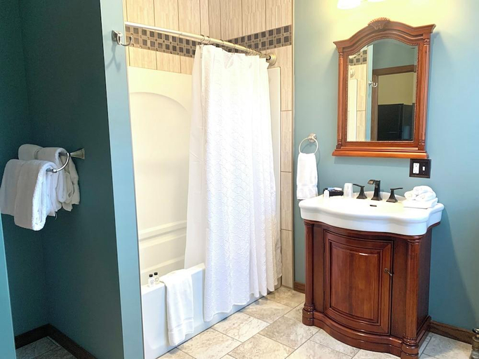 Bathroom 4, The Naples Hotel, Ontario