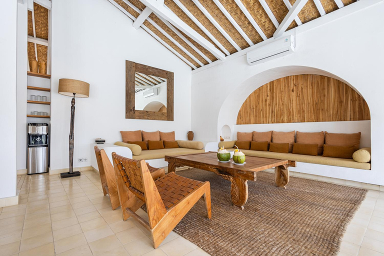 Others 4, The White Joglo a stylish 3BDR Villa with Pool 2 min from the beach, Badung