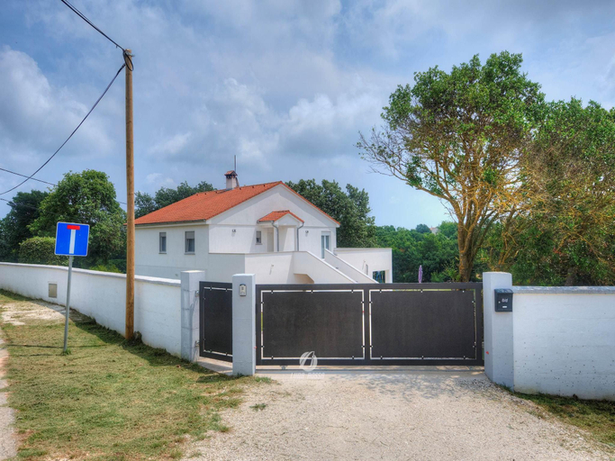 3, Apartment in Valtura with Family-Friendly Yard, Ližnjan