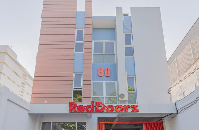 Exterior & Views, RedDoorz Plus Syariah @ Raya Nginden 2, Surabaya