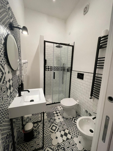 Bathroom 2, Da Vinci, Rome