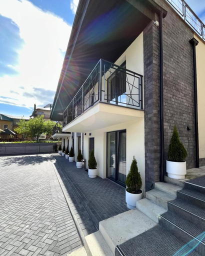 Exterior & Views