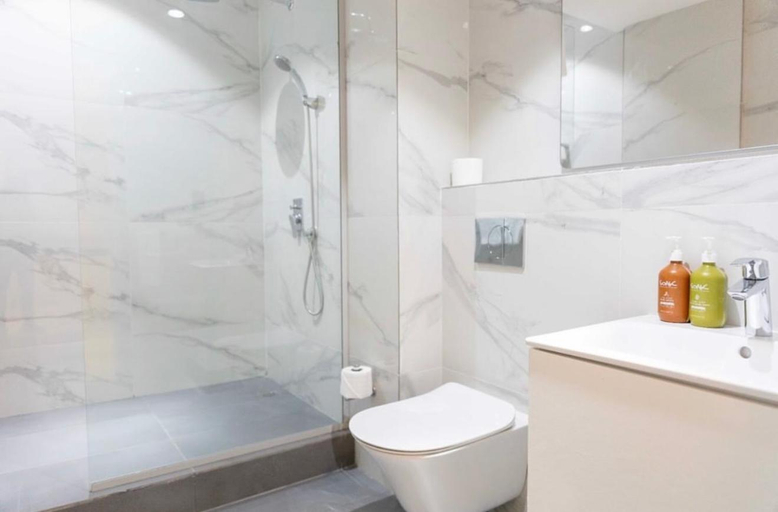 Bathroom 5, The Palms by Eagles Airport City, Accra
