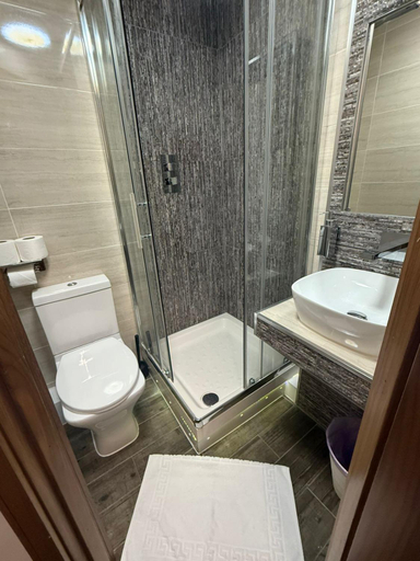 Bathroom 2, Earls Court 205, London