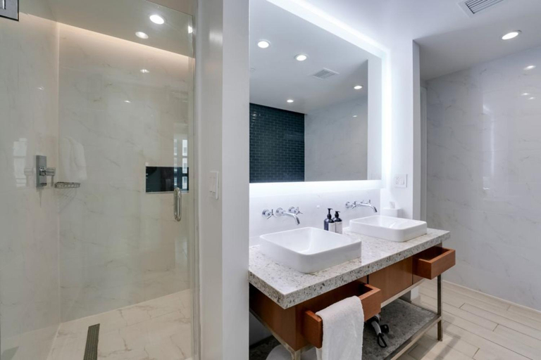 Bathroom 4, Hotel Circ, Broward