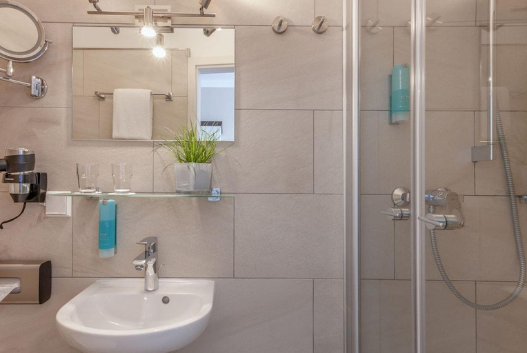 Bathroom 3, Hotel Strandschlosschen, Lübeck