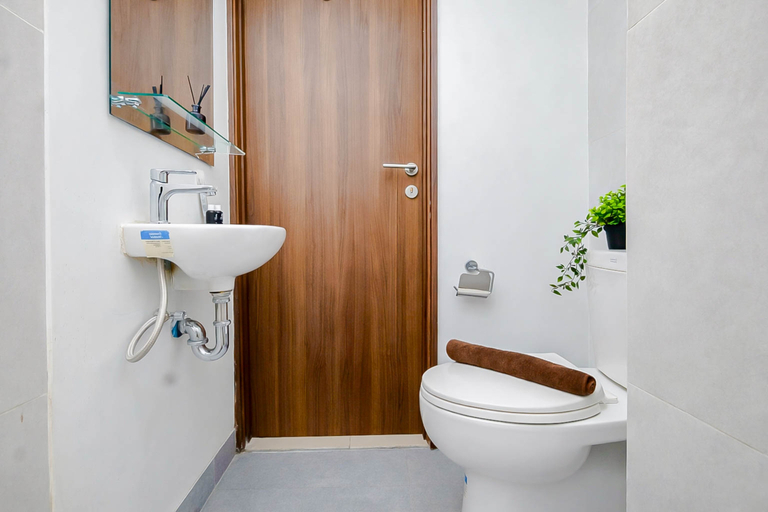 Bathroom 5, Studio with View at Royal Sentul Park By Travelio, Bogor