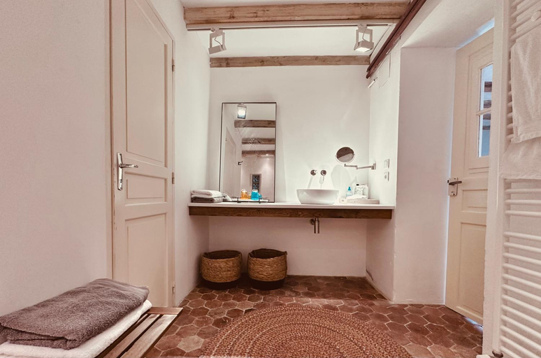 Bathroom 2, La Cour des Delices, Yonne