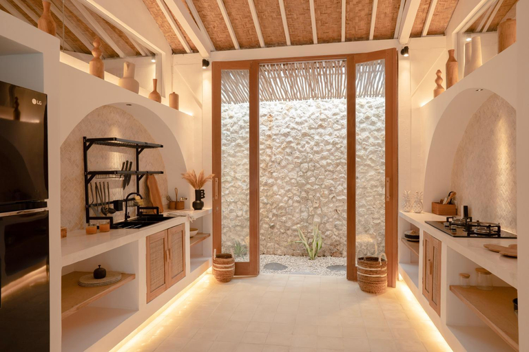 Others 5, The White Joglo a stylish 3BDR Villa with Pool 2 min from the beach, Badung