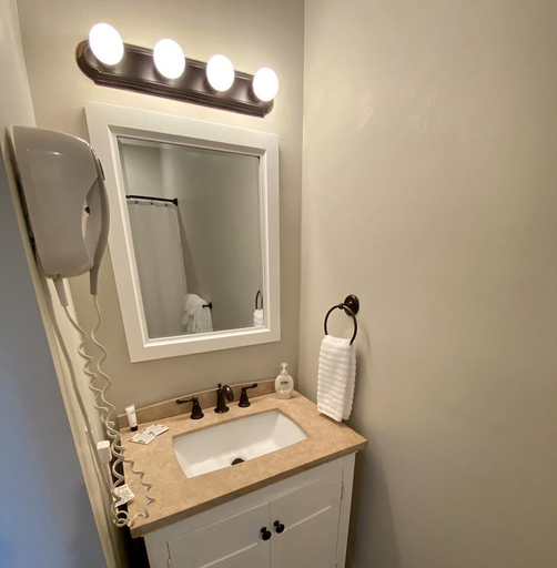 Bathroom 3, Twin Lakes Creamery & Inn, Grayson