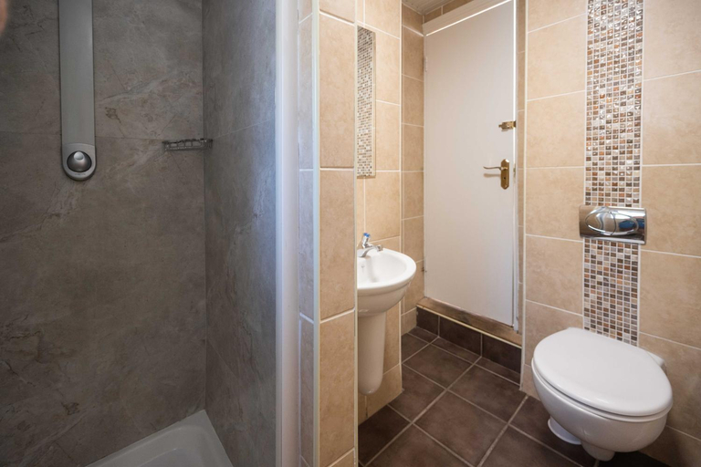 Bathroom 3, Sheilas Tourist Hostel