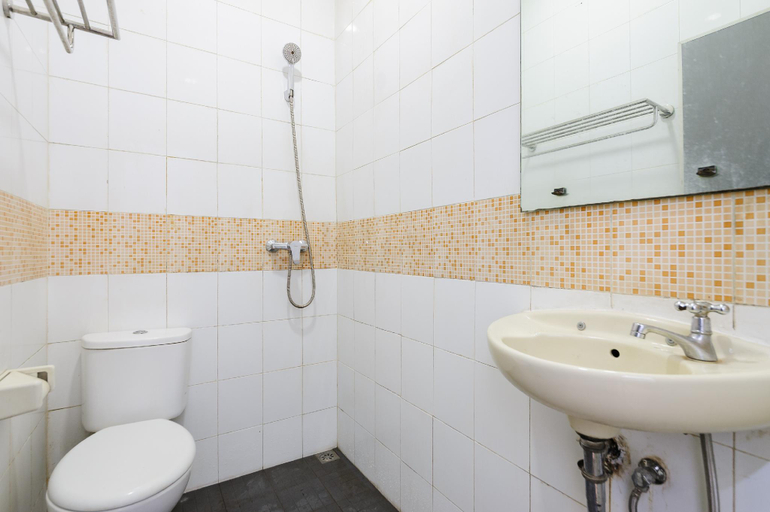 Bathroom 4, RedDoorz Plus @ Danau Sunter Utara, North Jakarta