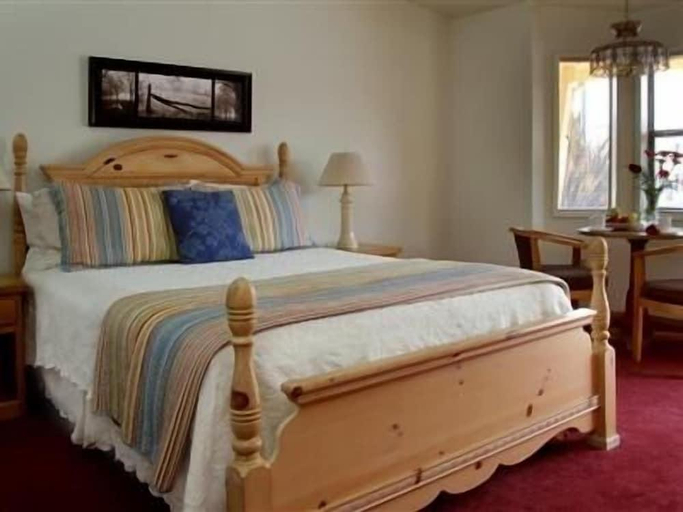 Bedroom 2, Redwood Suites, Humboldt