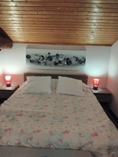 Bedroom 2, Manoir Le Cristal , Piscine et chambres temperees, Vienne
