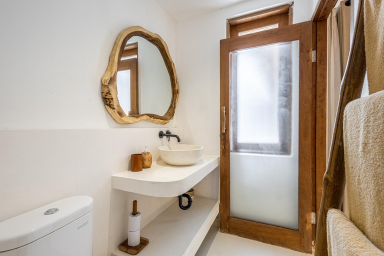 Bathroom 2, The White Joglo a stylish 3BDR Villa with Pool 2 min from the beach, Badung