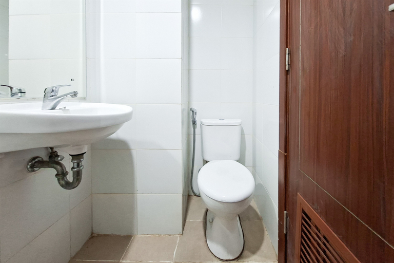 Bathroom 5, Comfortable and Compact 1BR at Apartment Vittoria Residence By Travelio, West Jakarta