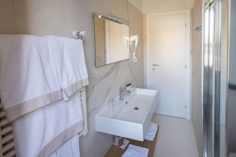 Bathroom 4, Hotel La Torretta, Milano