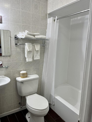 Bathroom 2, Chief Motel, Lee