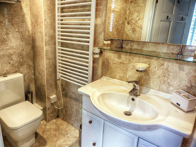 Bathroom 3, Woodbine Cottage, Gloucestershire