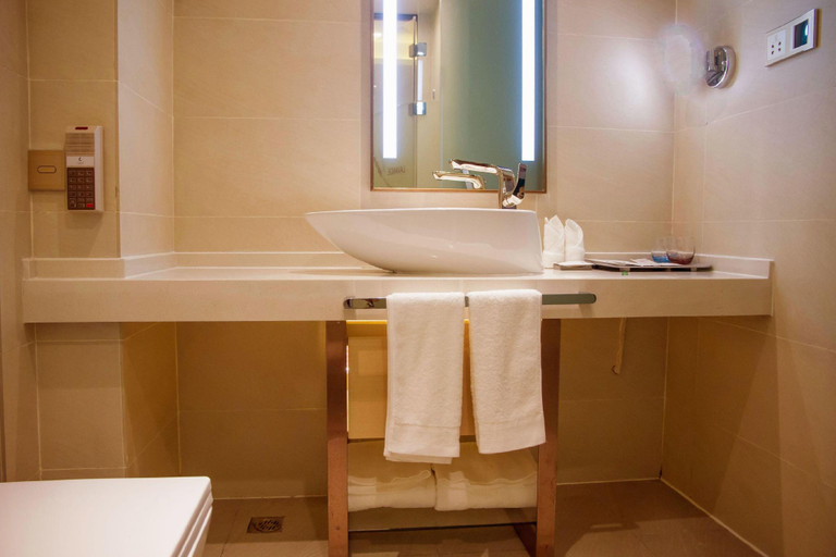 Bathroom 4, Lavande Hotels Wuhan Guanggu Yangjiawan Metro Station, Wuhan