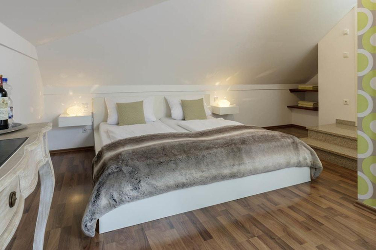 Bedroom 2, Villa Rosa, Freising