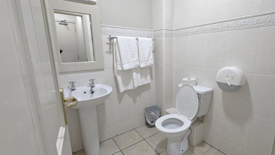 Bathroom 3, Jacksons Restaurant and Accommodation