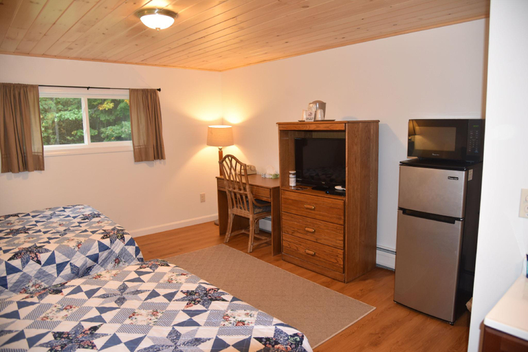 Bedroom 2, West Bethel Motel, Oxford