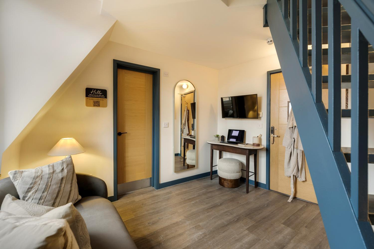Others 5, Tower Bridge Apartment, London